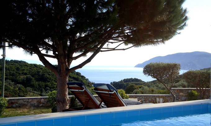 Alonissos Villa | Villa súper moderna y piscina en zona tranquila con impresionantes vistas al mar