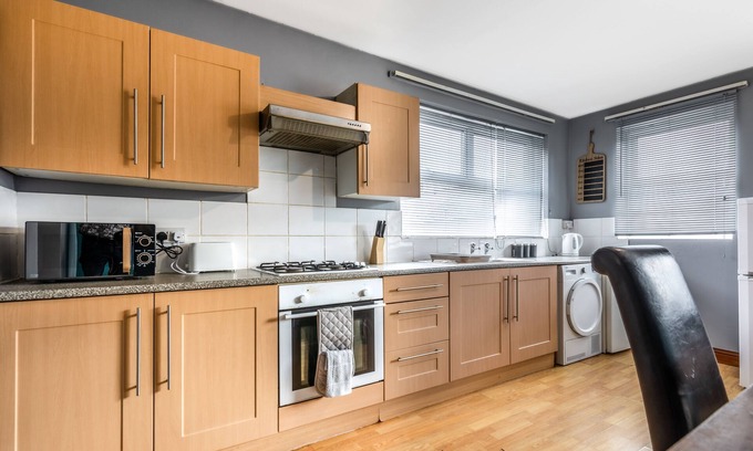 Newcastle-upon-Tyne Casa | 19 Guest Large Newcastle Apartment