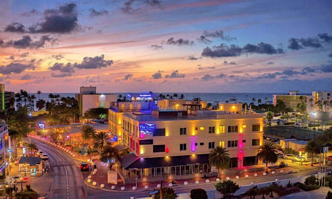 Palm Beach Apartamento | Super Stylish Palm Beach 2-Bed 2-Bath Condo - Unbeatable Location!!