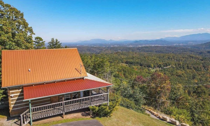 Gatlinburg - Pigeon Forge Cabina | Vistas increíbles, 1 cama + loft / 2 dormitorios, cabaña de troncos de Smoky Mountain, bañera de hidromasaje, mesa de billar