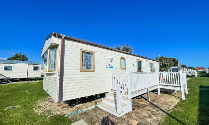 Clacton-on-Sea Casa | Superb 6 berth caravan with decking at Valley Farm Holiday Park ref 46565M