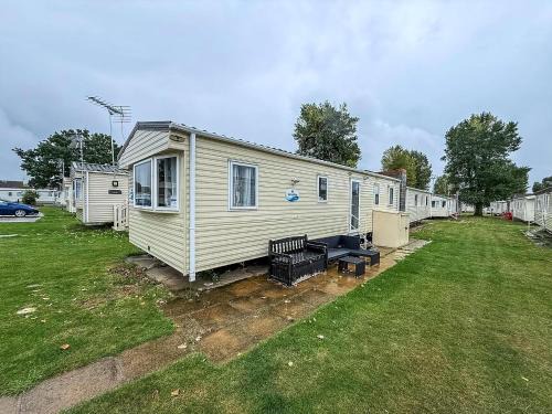 Clacton-on-Sea Otro | Superb 8 Berth Caravan With Free Wifi At Highfield Grange Ref 26706Wr