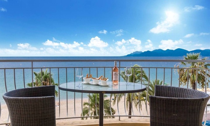 Cannes City Centre Apartamento | En la playa con magníficas vistas al mar, amplias y cerca del centro de Cannes