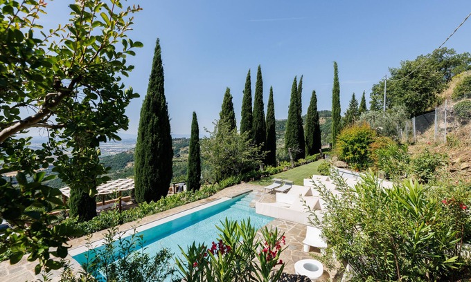 Cortona Villa | Villa con piscina privada extraordinaria y muebles elegantes.