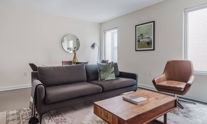 Theatre District Apartamento | Superb Downtown 2BR, Elevator & A/C, by Blueground