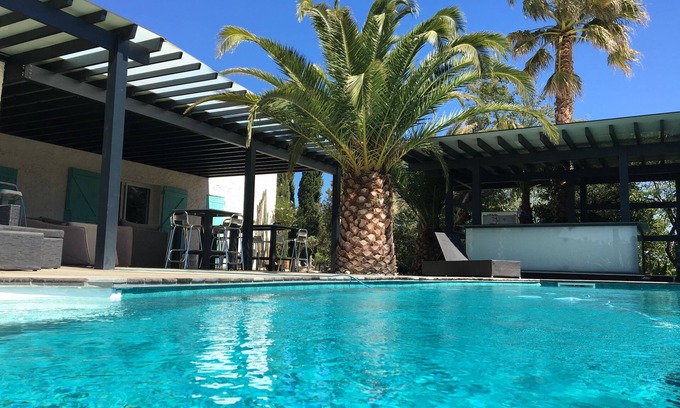 Vives Villa | Magnífica casa de campo en un hermoso entorno verde, una vista impresionante del Canigó