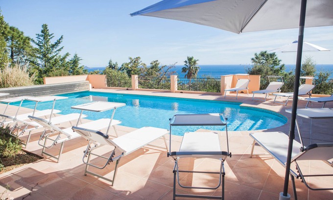 Roquebrune-sur-Argens Villa | Magnífica villa con piscina climatizada vista de 180 ° del mar Mediterráneo