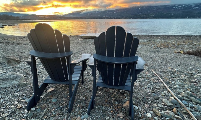 Salmon Arm Casa | Superb lake view home, semi lake front with 250 feet private lakefront.