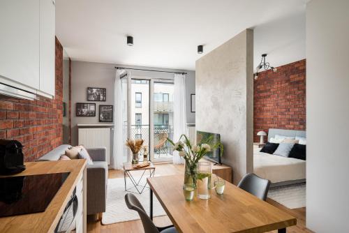 Nowa Praga Apartamento | Superb Loft Studio in charming Praga District, 300 m to Metro & 100 m to tram, balcony