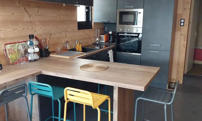 Thollon-les-Memises Apartamento | Superb renovated apartment with large terrace
