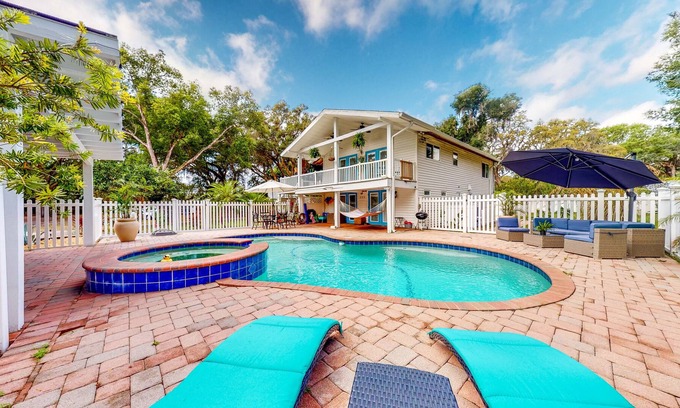 Thonotosassa Apartamento | Superb renovated Florida home with pool, kitchen, & balcony