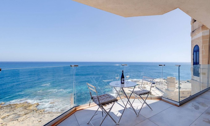 Sliema Apartamento | Superb Seafront Family Apartment