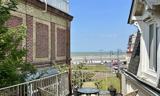 Villers-sur-Mer Apartamento | Superb seafront terrace in the city center