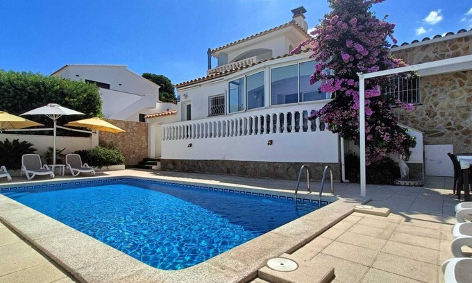 L'Escala Casa | Magnífica casa de verano con piscina, parking, wifi y aire acondicionado