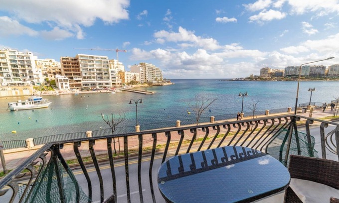 St. Julian's Apartamento | Superb views of Spinola Bay in Heart of St