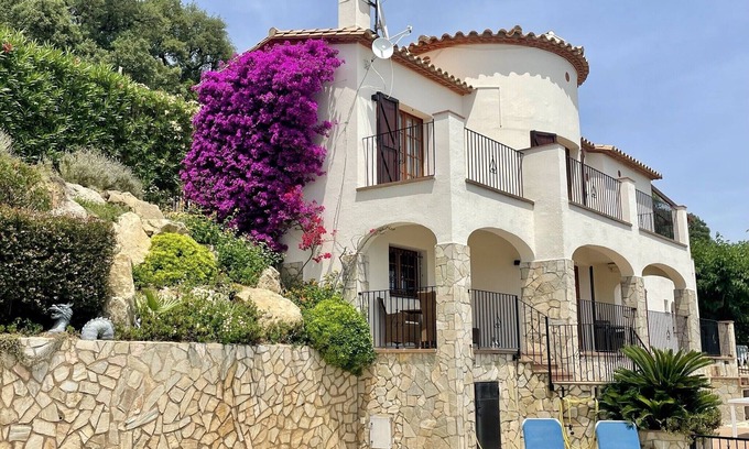 Calonge Villa | Magnífica villa con piscina privada climatizada + impresionantes vistas al mar y a la montaña