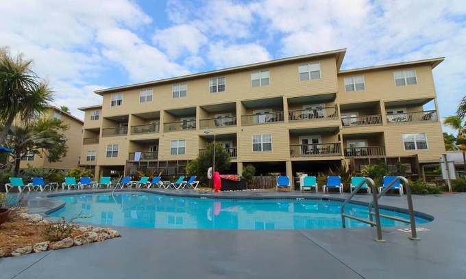 New Town Condominio | Superb waterfront Coconut Mallory 2 BR, 2 bath condo, 2 pools, incredible views