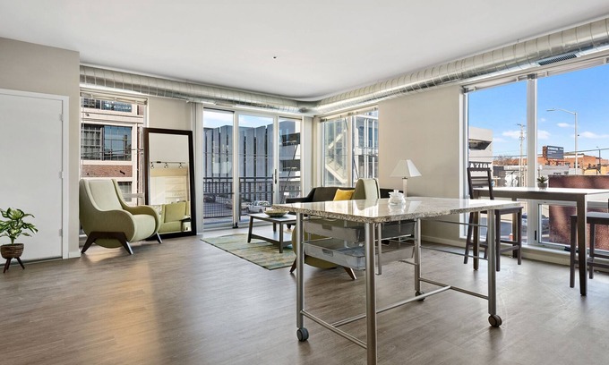 Crossroads Arts District Condominio | Superbly Designed Home with Top-of-the-Line Amenities 355