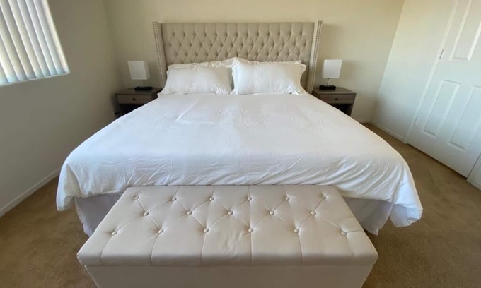 Spring Valley Apartamento | Superhost 5 Star ⭐️ Service 2 Bedroom Apartment with Vaulted Ceilings