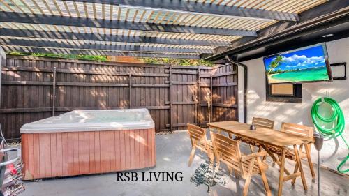 Northwest Dallas Casa | Superior 4BR 2BA Holiday Home with Hot Tub & Grill