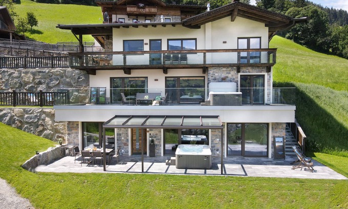 Emberg Chalet De Esquí | Chalet de lujo de 310m² con 2 jacuzzis, 2 saunas, 2 chimeneas, directamente en la pista de esquí