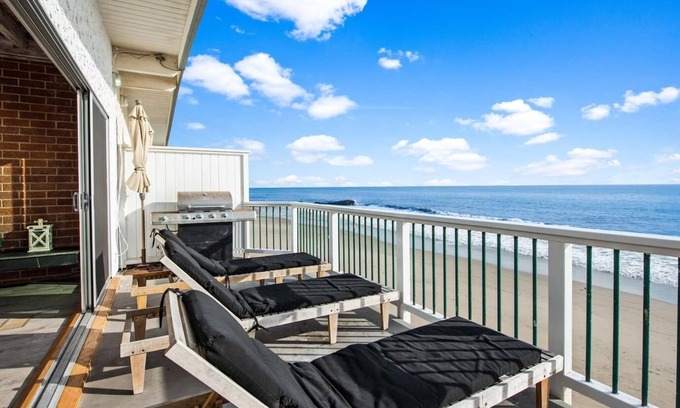 Central Malibu Casa | Superior Malibu Road Oceanfront Townhouse PRIVATE BEACH