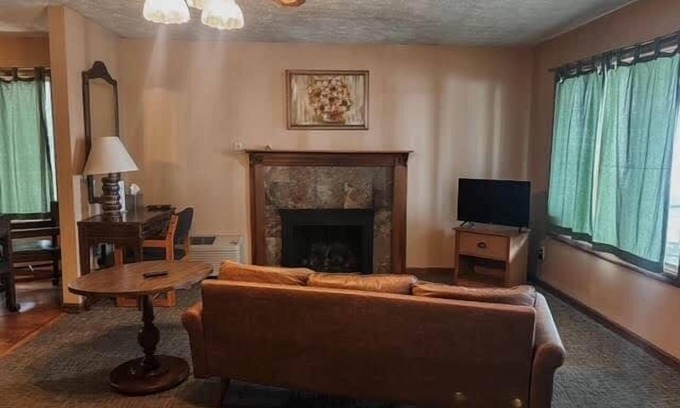 Golconda Casa | Superior Two Bedroom Retreat w/ Full Kitchen for the Family