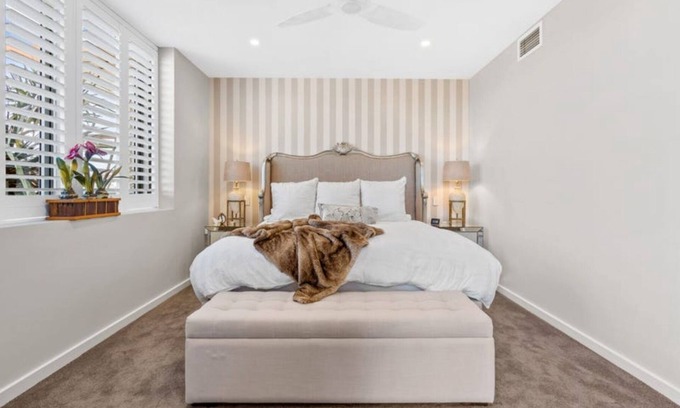 Newcastle West Apartamento | Supersized with Convenience and Comfort