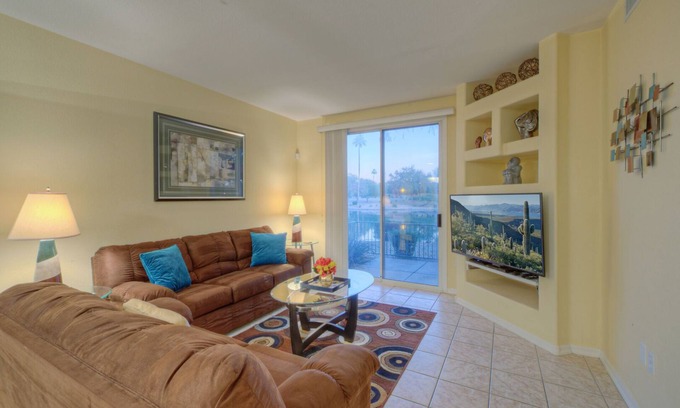 Superstition Lakes Condominio | Superstition Lakes 2 BR, 2 BA Condo; VISTAS al lago y al amanecer; Piscina climatizada / spa; Comunidad cerrada
