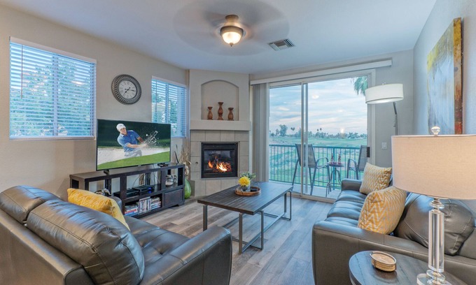 Superstition Lakes Condominio | Superstition Lakes 3 BR Condo w / chimenea y balcón; Vistas al golf; Ubicación ideal