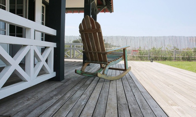 Deauville Casa | Sur les Planches de Deauville, les Pieds Dans L'eau