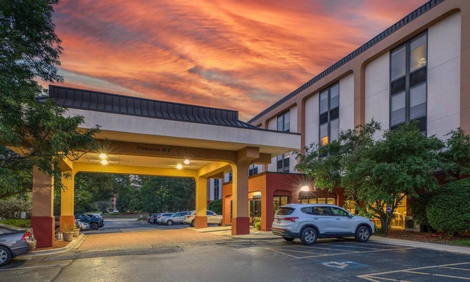 Lombard Hotel | SureStay Plus Hotel by Best Western Chicago Lombard