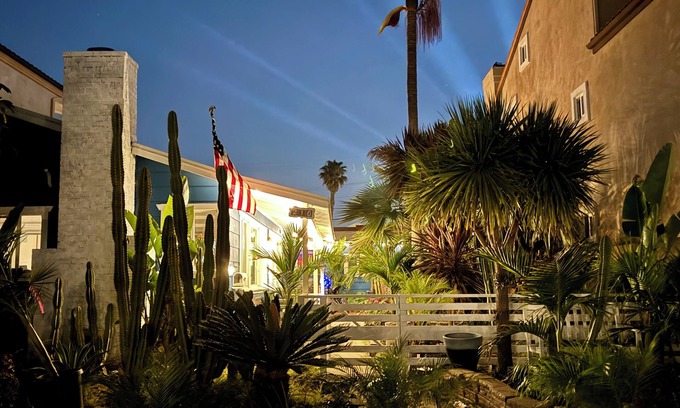 Huntington Beach Casa | Surf City Beach Cottages... Steps to the ocean..🛖🏝️🐶