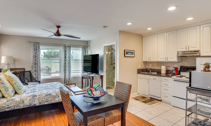 Huntington Beach Casa | Surf City Getaway - Walk to Sand!