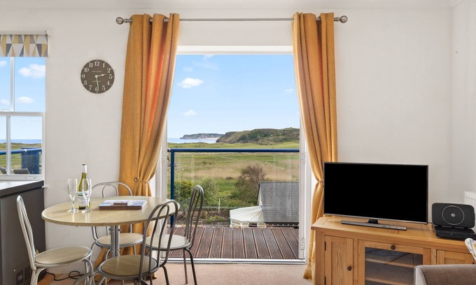 Penally Apartamento | Surf Deck - Lovely Apartment, Spectacular Coastal Views, Short Walk to Beach