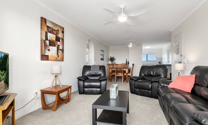 Kingscliff Apartamento | Surf Side Apartment 11 - Beachfront Bliss with Ocean Views, Comfy Lounge, and Easy Access