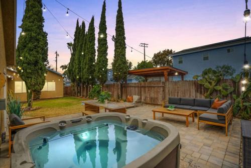 Franklin Casa | Surfers Dreams - 5min Drive to Beach with PoolTable