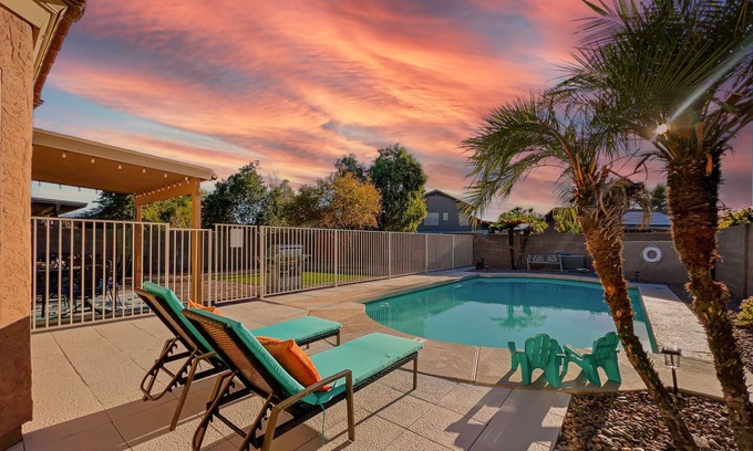 Kingswood Parke Casa | Surprise Pool Home! Close to Everything. Sleeps 13.