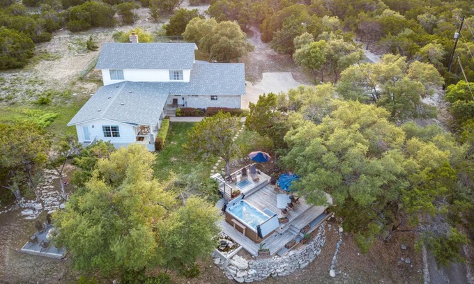Leander Casa | Surrounded by hills + xll spa + pool table + game room + two master rooms