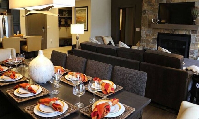 Truckee Complejo | Surrounded by pine trees and mountains