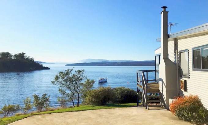 Surveyors Bay Cabaña | Surveyors Cottage - 40 steps to the beach