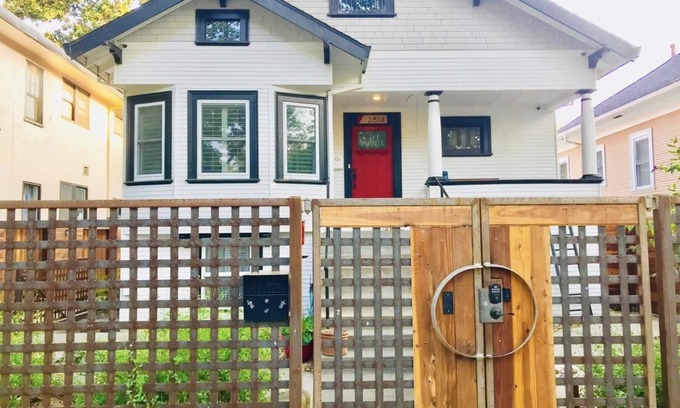Central Sacramento Casa | Sutter Midtown 3bd Inicio con piscina compartida