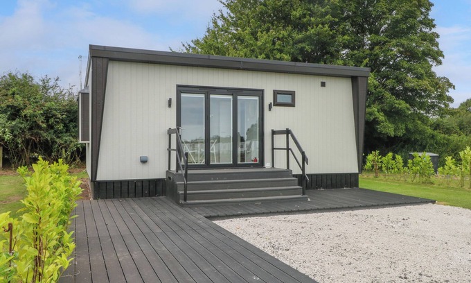 Sutton Weaver Cabaña | SUTTON FIELDS CHALET, pet friendly, with a garden in Frodsham