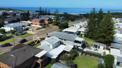 Anna Bay Casa | Suzie Q - Spacious 4BR home - 150m to beach - Pet Friendly