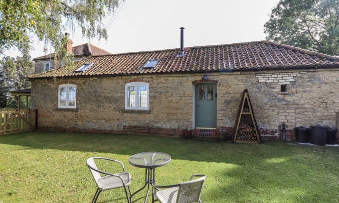 Glentham Cabaña | SWALLOW'S NEST, pet friendly, with open fire in Hibaldstow