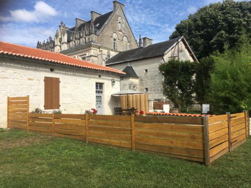 Ecurat Casa | Swallows, Beautiful gite in the grounds of Chateau Beauvoir