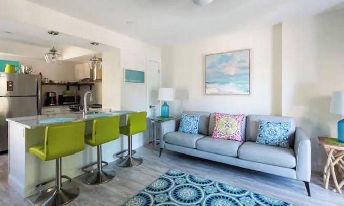 Kennebunk Casa | Swanky Flat in the Heart of Dock Square, SUPER CLEAN! WALK TO EVERYTHING!