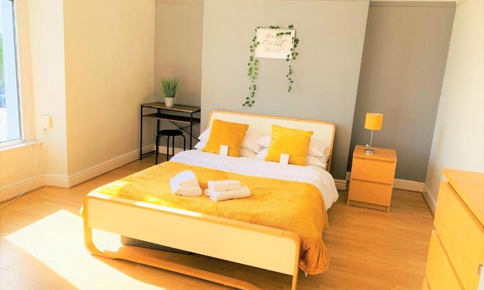 Uplands Casa | Swansea Beach Townhouse - 350 yard from the beach!