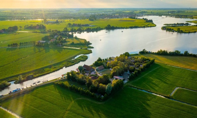 Grou Casa | Swarm 3 water lodges next to each other in Friesland