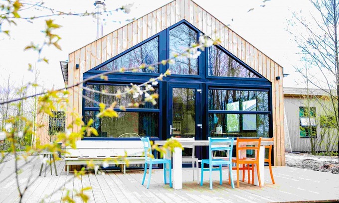 Grou Casa | Swarm - 3 Waterlodges Naast Elkaar in Friesland